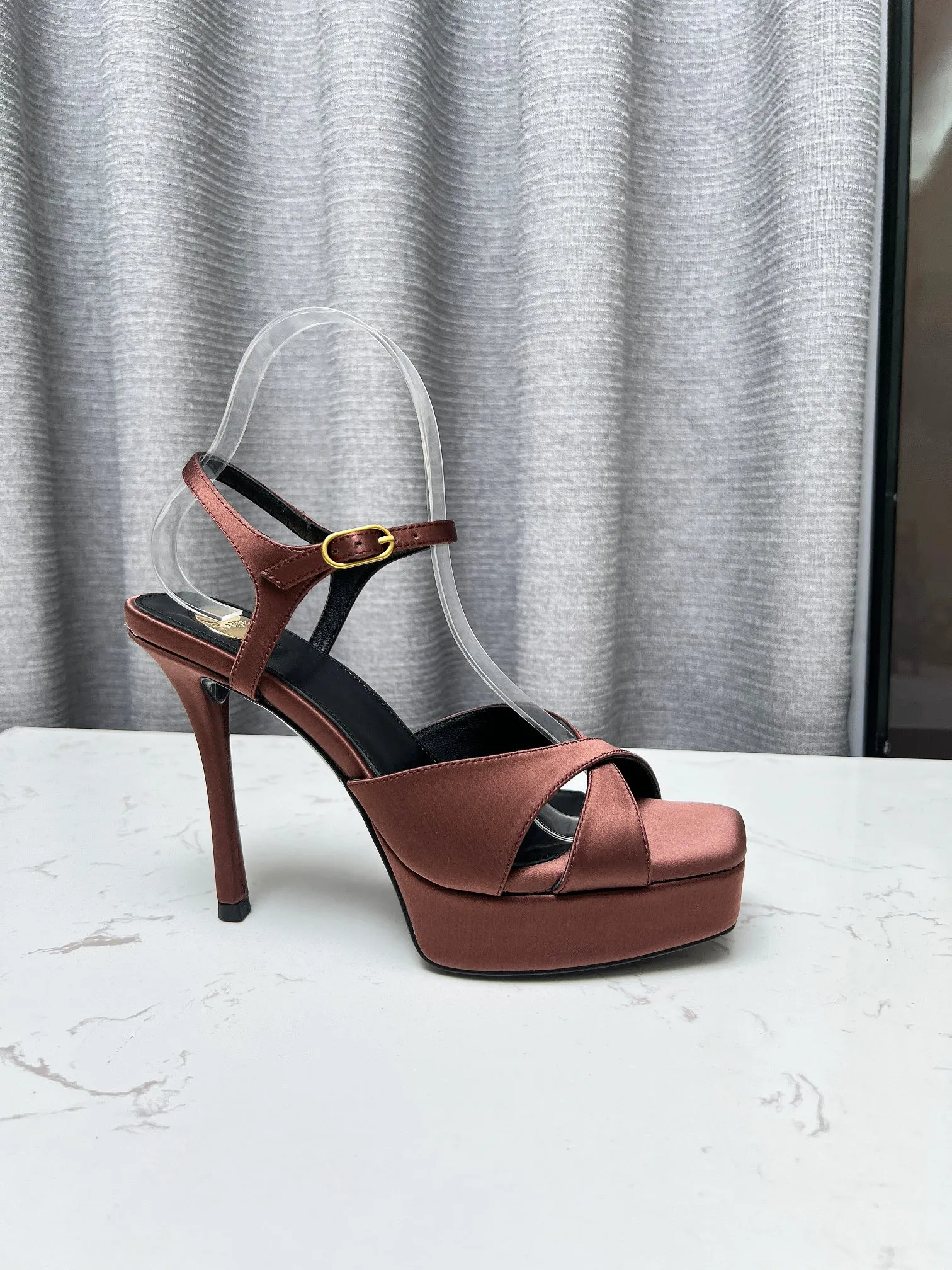 👟👟Ex-factory price 640👟👟 Saint Laurent YSL Saint Laurent sandals Upper: sheepskin surface Size 35-42 (42 is custom-made and non-returnable) Heel height 8.5cm Water platform height 2.5cm Leather outsole 2642-12